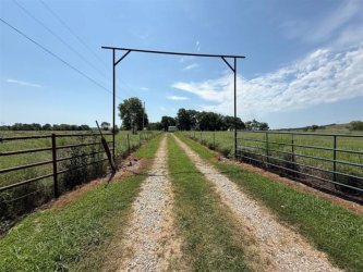 8352 Chestnut Rd, Henryetta, OK 74437